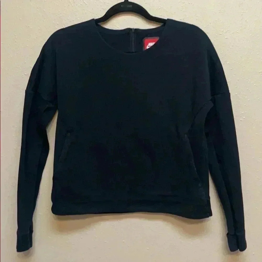 NIKE Womenโs Sweatshirt w/ Back Zipper & Pockets